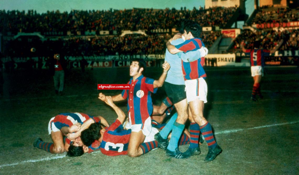 Imagen En el Monumental de Núñez, celebran la obtención del Metropolitano, invictos, Rosl, en el suelo, tomándole el brazo a Cocco, Villar y Buttice en un abrazo interminable. Fischer y Veglio ruedan apretujados. Una locura colectiva tras vencer 2-1 a Estudiantes.