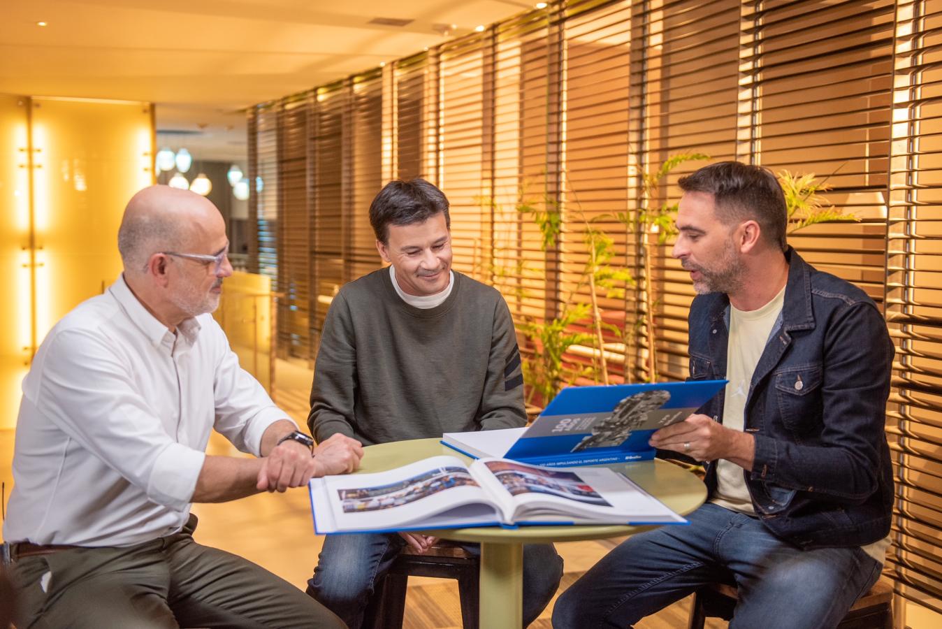 Imagen Guillermo Coria, con Arcucci y Santiago Carreras, gerente de Asuntos Institucionales y Comunicación de YPF.