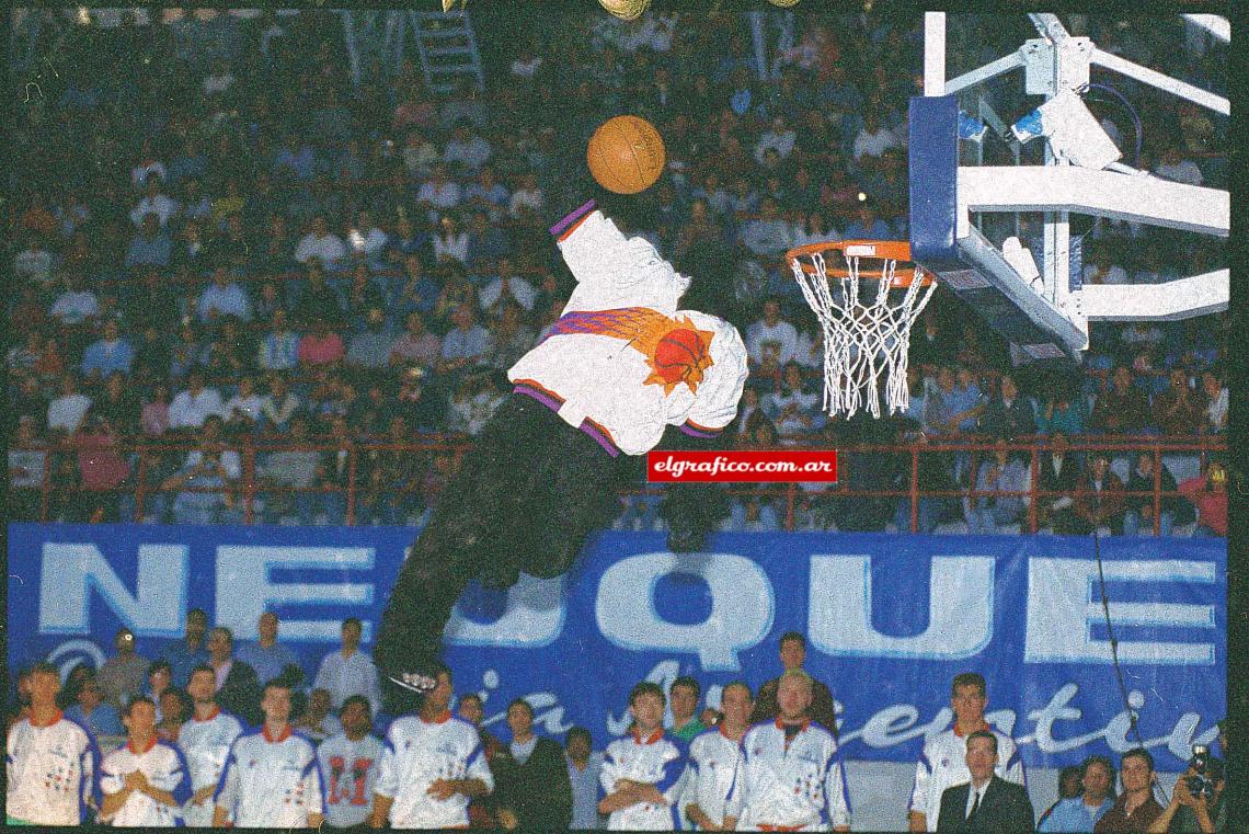 Un complemento espectacular: el Juego de las Estrellas. Se vino hasta el gorila de Phoenix Suns de la NBA.