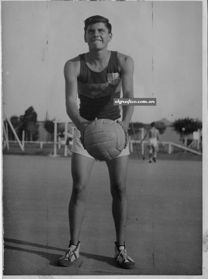 Imagen 14 de mayo de 1943. Rafael Lledó sigue siendo un jugador de puntería privilegiada, aunque no estuvo tan bien como en otros certámenes en lo que respecta a su capacidad para marcar a los adversarios. No obstante, siempre resultó peligroso por su certero remate. Este jugador fué el acorar del campeonato. Este pibe ya tenía sobre sí toda una campaña. En 1943 había jugado en Montevideo, en Chile, en Lima, acumulando un segundo puesto y dos campeonatos ganados. Los epígrafes de las fotos de aquellas épocas dicen siempre: "Jugador de privilegiada puntería". Después fue mucho más que golero. Fue todo un jugador.
