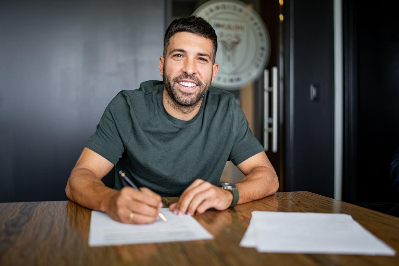 Imagen Jordi Alba firmó su nuevo contrato con una sonrisa en su rostro.
