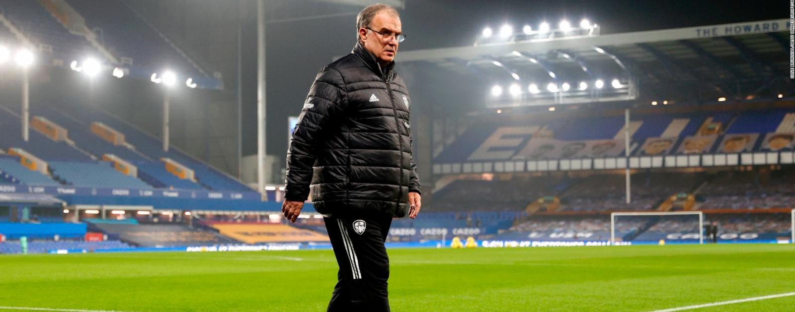 Bielsa camina mientras espera los resultados que lo lleven a competir en Europa