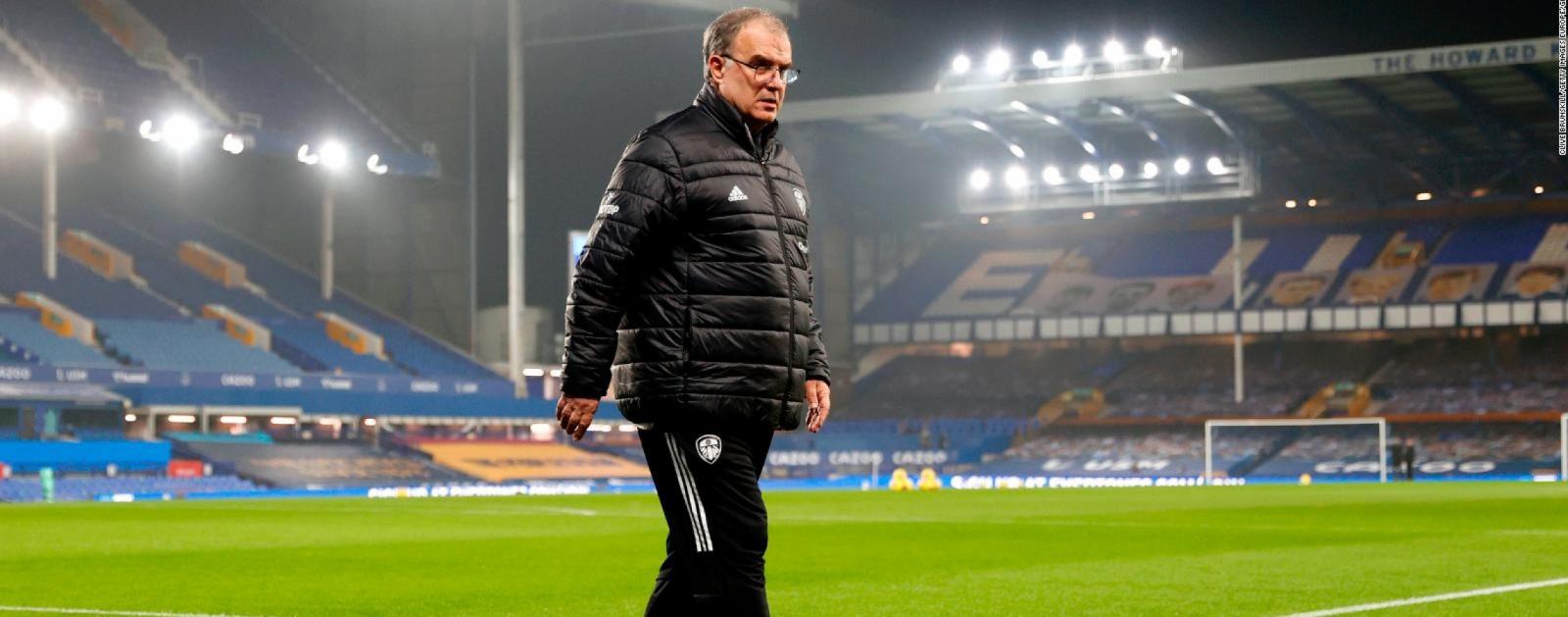 Imagen Bielsa camina mientras espera los resultados que lo lleven a competir en Europa