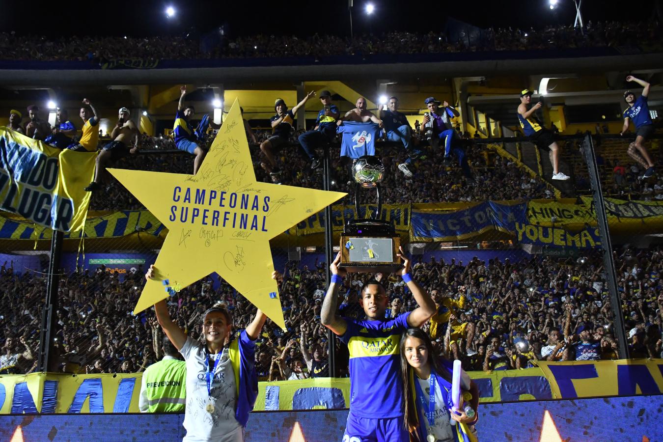 Imagen Las Gladiadoras formaron parte de la gran fiesta de Boca y Sebastián Villa exhibe la Copa Maradona.