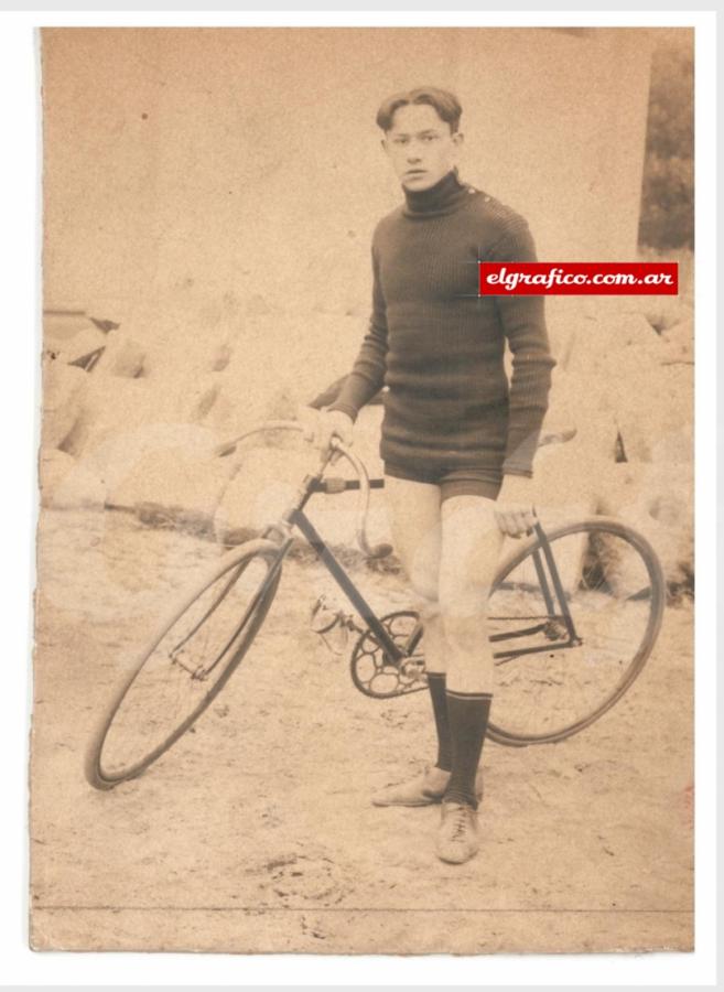 Imagen Luis Ceroude en los tiempos en que ganaba campeonatos sobre la bicicleta, deporte al que se dedicó por prescripción médica. 