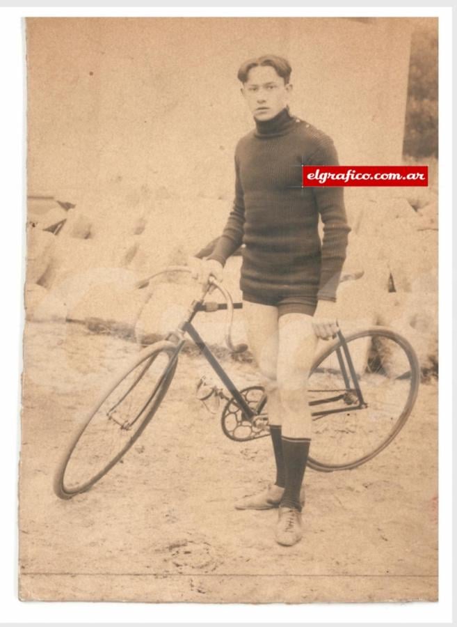 Luis Ceroude en los tiempos en que ganaba campeonatos sobre la bicicleta, deporte al que se dedicó por prescripción médica.