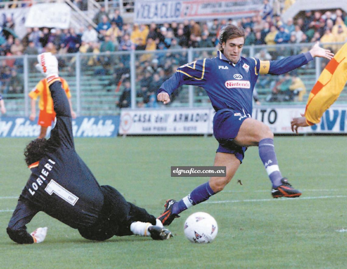 Imagen Hacía tres fechas que no convertía, hasta que este domingo 9 de noviembre se destapó: le anotó dos goles a Lecce, en la victoria por 5–0 de Fiorentina. Aquí aparece mortificando al arquero Fabrizio Lorieri, que salvará sobre la línea.