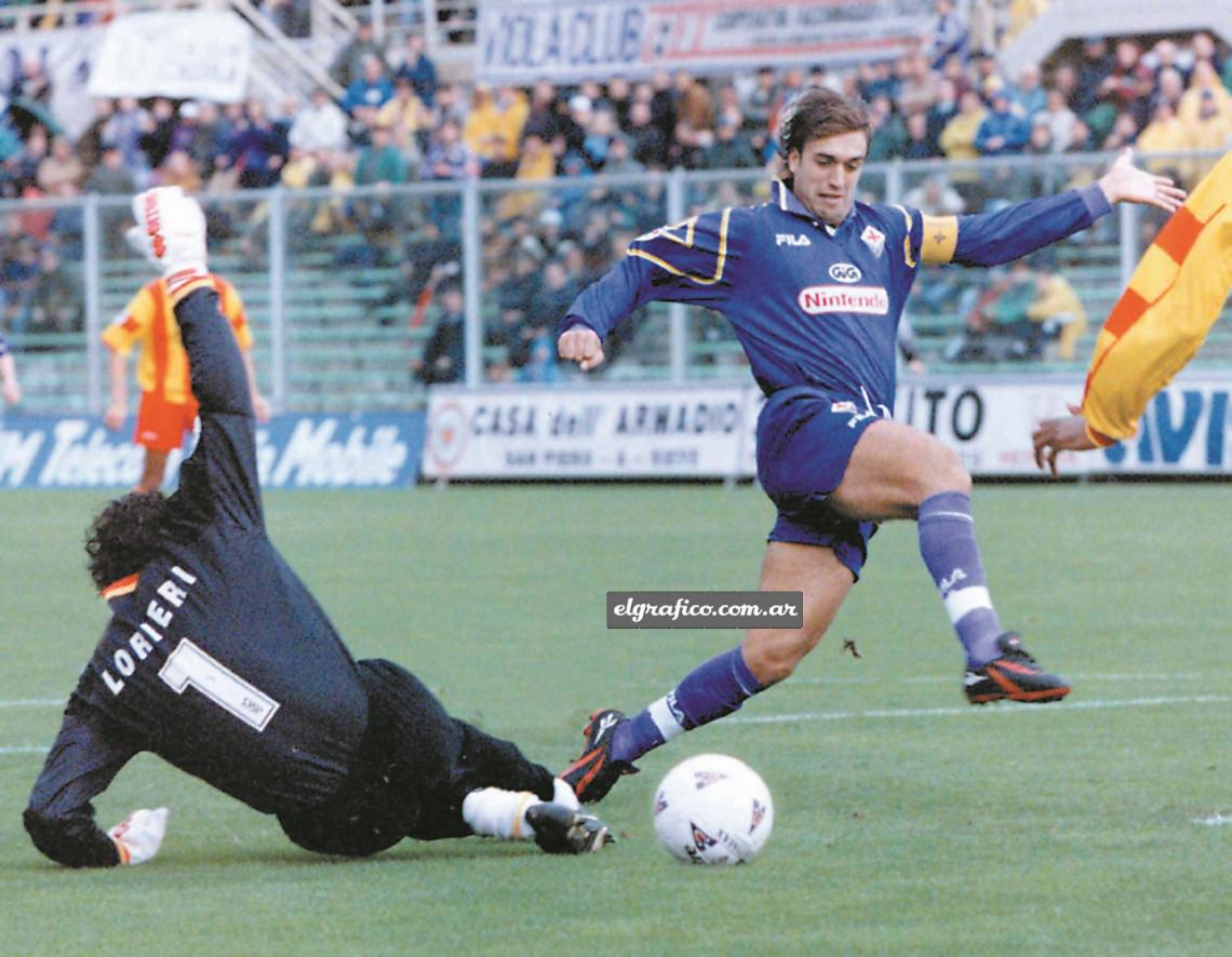 Imagen Hacía tres fechas que no convertía, hasta que este domingo 9 de noviembre se destapó: le anotó dos goles a Lecce, en la victoria por 5–0 de Fiorentina. Aquí aparece mortificando al arquero Fabrizio Lorieri, que salvará sobre la línea.