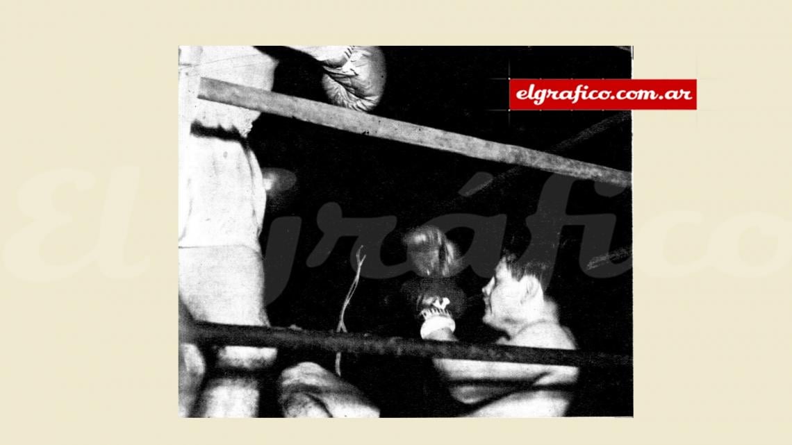 Imagen Demasiado cerca de nuestro fotógrafo cayó Urlich, en un rincón neutral, Prada todavía no se apartó. Se produjo el epílogo en el cuarto round, cuando el argentino remató, pegando arriba, su castigo a la línea baja.