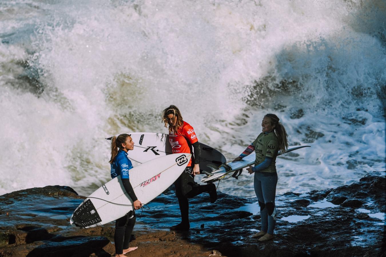 Imagen Las chicas antes de tirarse al mar desde las rocas.