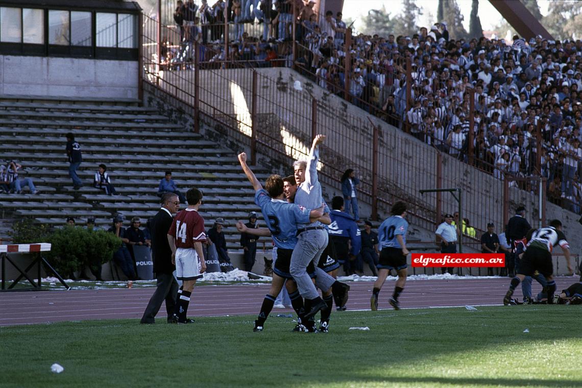 Imagen Testa levanta a Marchetta en el festejo del segundo gol, el que definía el clásico.