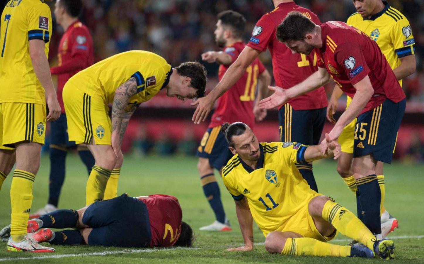 Imagen Ibrahimovic carga contra Azpilicueta en el final de España vs. Suecia