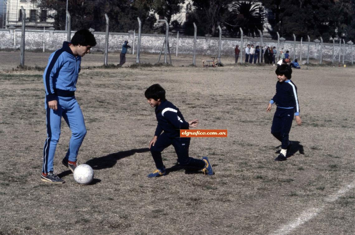 Imagen Diego le tira un caño a Lalo. Huguito goza. El fútbol, también. 