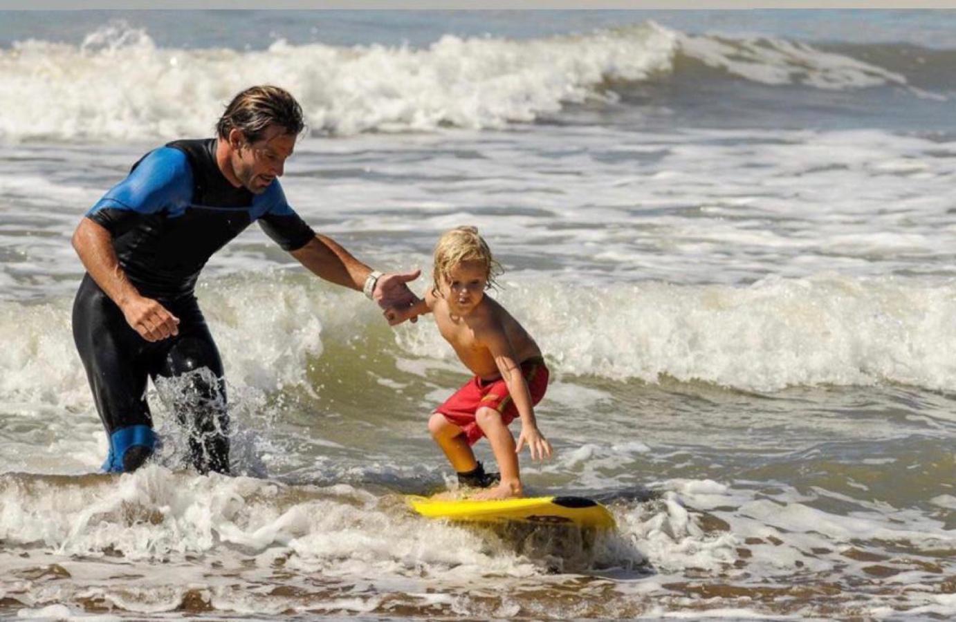 Imagen Martín le enseñó a surfear a Thiago hace 12 años.