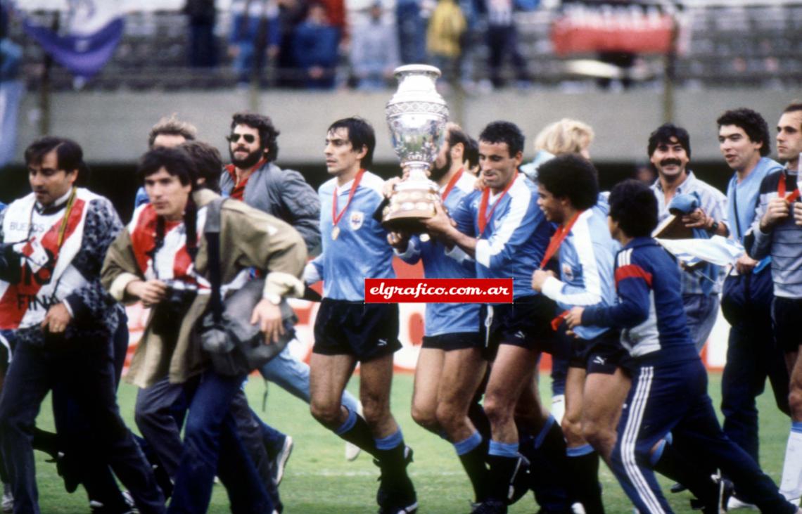 Imagen Los charrúas levantan la Copa América y dan la vuelta en el Monumental.
