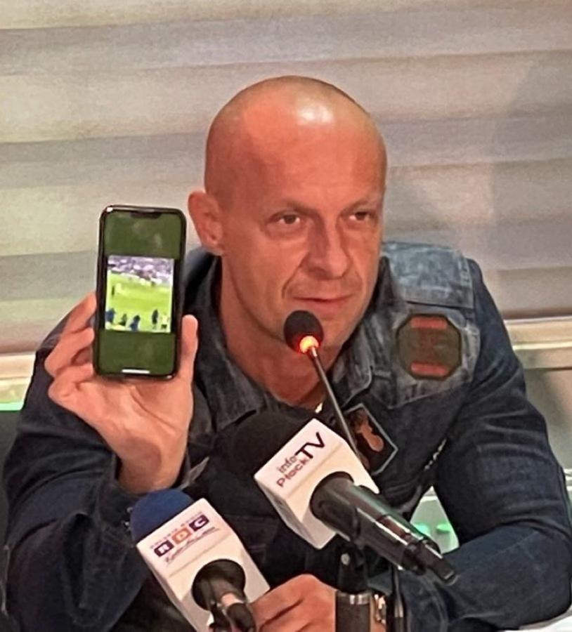 Imagen Marciniak se defiende en conferencia de prensa mostrando la evidencia en su celular.