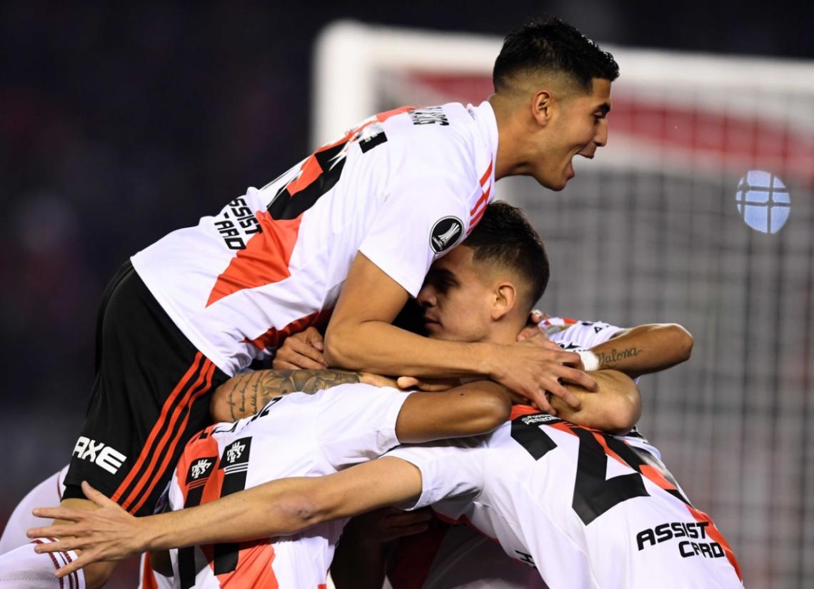 Imagen Abrazo colectivo para festejar el primero de la noche. Palacios, de muy buen partido se sube encima de sus compañeros. Noche Fernández marcó el primero de penal.