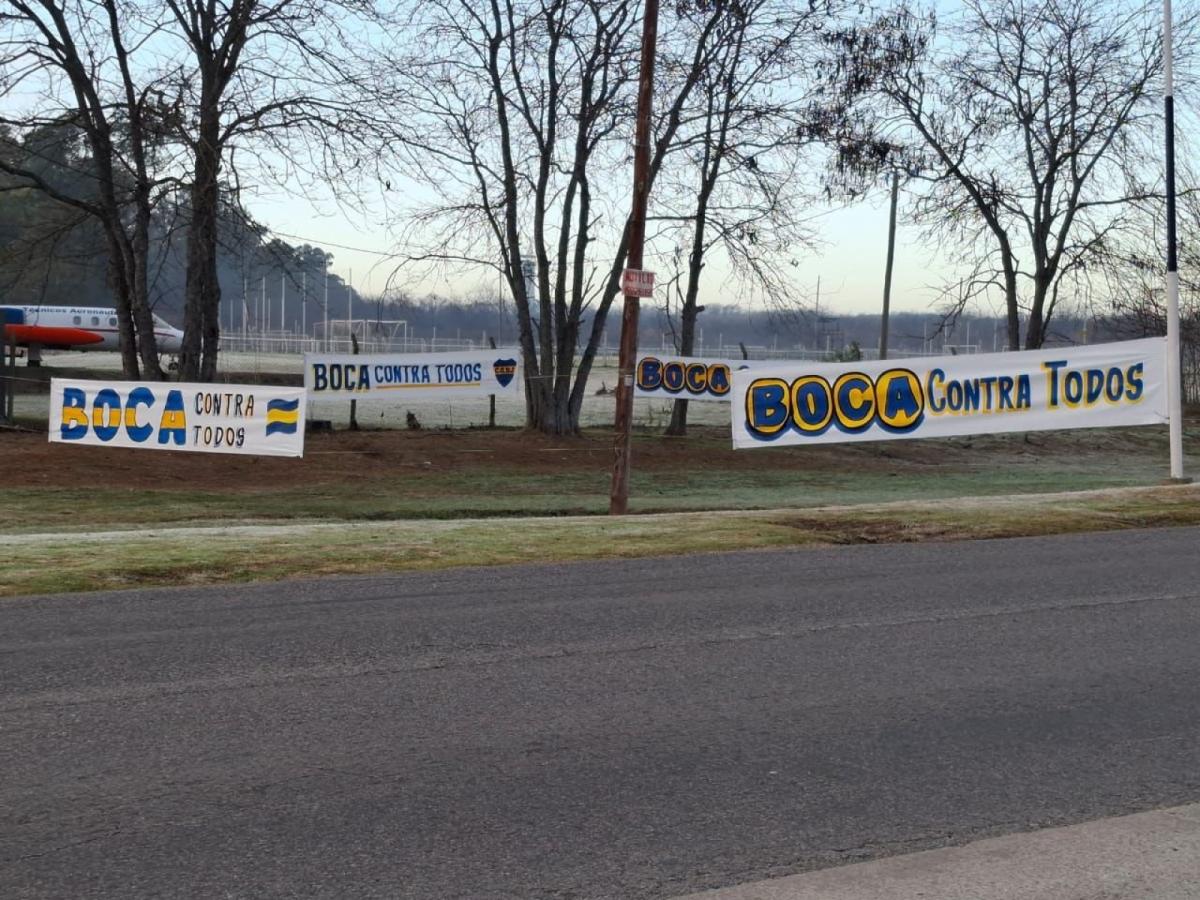 Imagen "Boca contra todos": algunos de los pasacalles en el predio de Ezeiza.