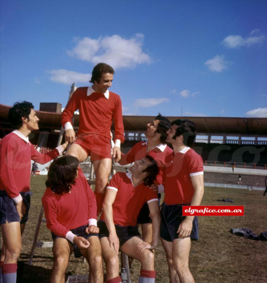 Imagen Pastoriza, Comisso, Garisto, Santoro, Sa y Maglioni. Producción fotográfica de Independiente, sería campeón del Metropolitano de 1971.