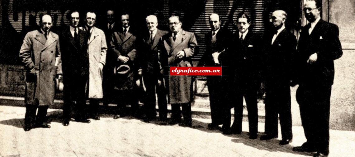 Imagen Los fundadores de River, frente a la desaparecida imprenta de Gentile, Almirante Brown 927: José Rolón, Alberto Flores, Bernardo Messina, Enrique Zanni, Carlos Antelo, Salvarezza, Arturo Antelo, Enrique Rolón, Alfredo Zanni, Martínez y Fernando Flores.