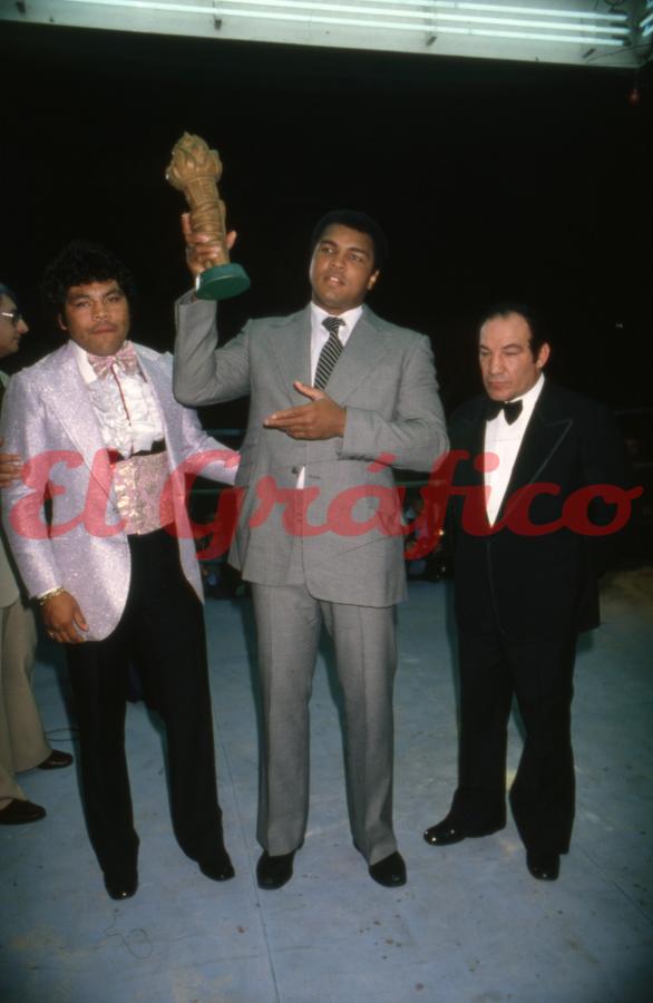 LA FOTO DE TAPA: Víctor Galíndez, Alí con su trofeo El Gráfico y Nicolino Locche. Inolvidable noche.