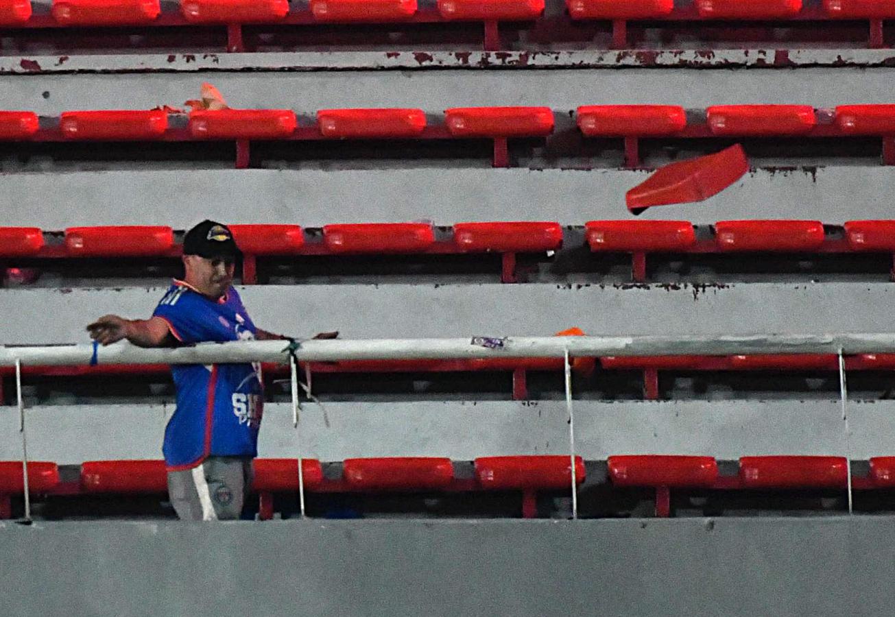 Imagen Los hinchas de Universidad de Chile provocaron serios desmanes en Avellaneda. Fotobaires.