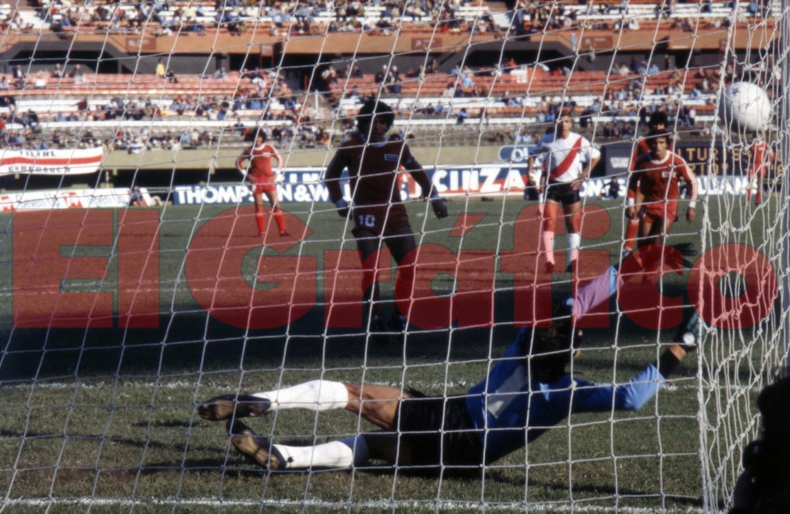 Imagen Metropolitano 1980, River recibe a Argentinos Juniors. Penal atajado a Maradona. Un especialista.