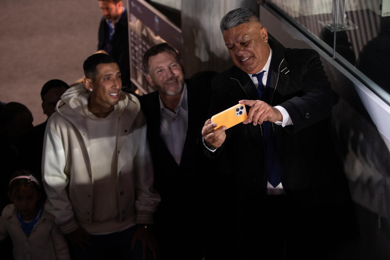 Imagen Chiqui Tapia y Alejandro Domínguez, presidente de AFA y CONMEBOL, presentes en el homenaje a Di María.