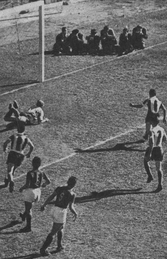 Imagen Atajó Rodríguez el tiro a media altura de Gambina, centre forward de San Lorenzo que, como la mayoría de sus compañeros de ataque, adoleció de lentitud. Delante de él se ve a Martorelli.
