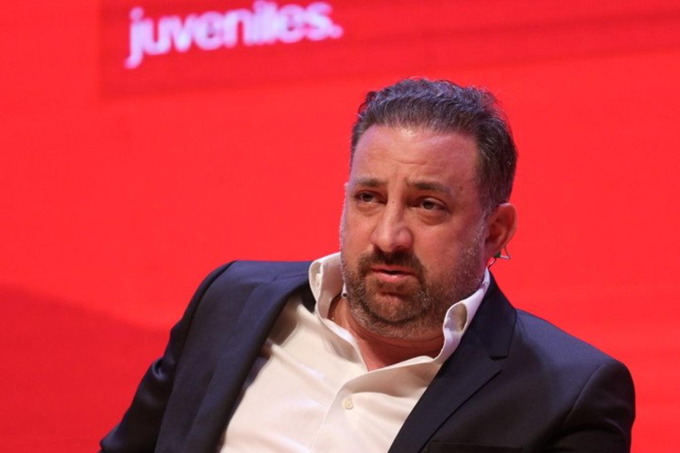 Imagen de El presidente de Argentinos y una emotiva vigilia con lágrimas incontenibles