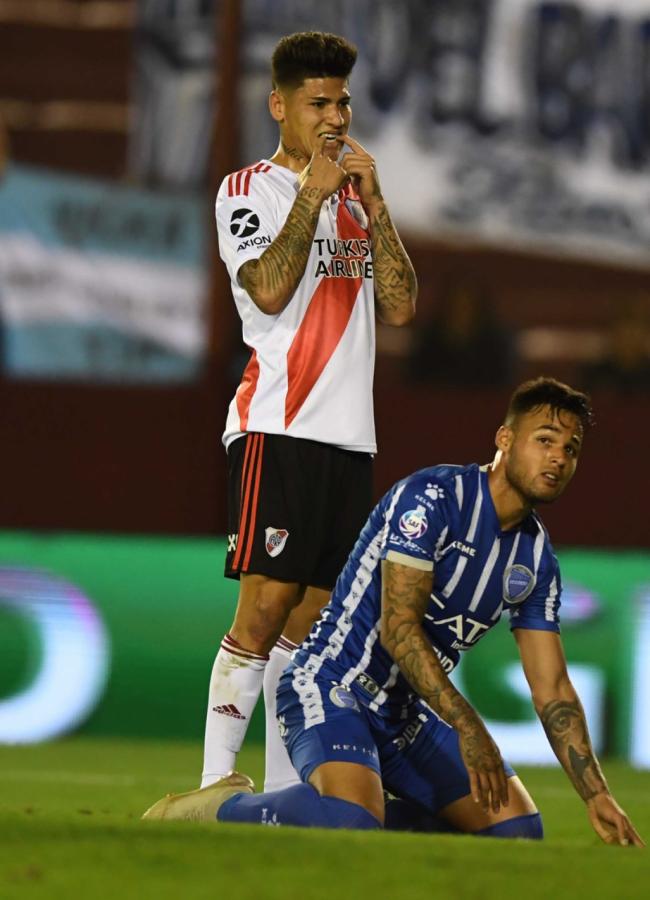 Jorge Carrascal no puede creer la situación que acaba de desperdiciar.