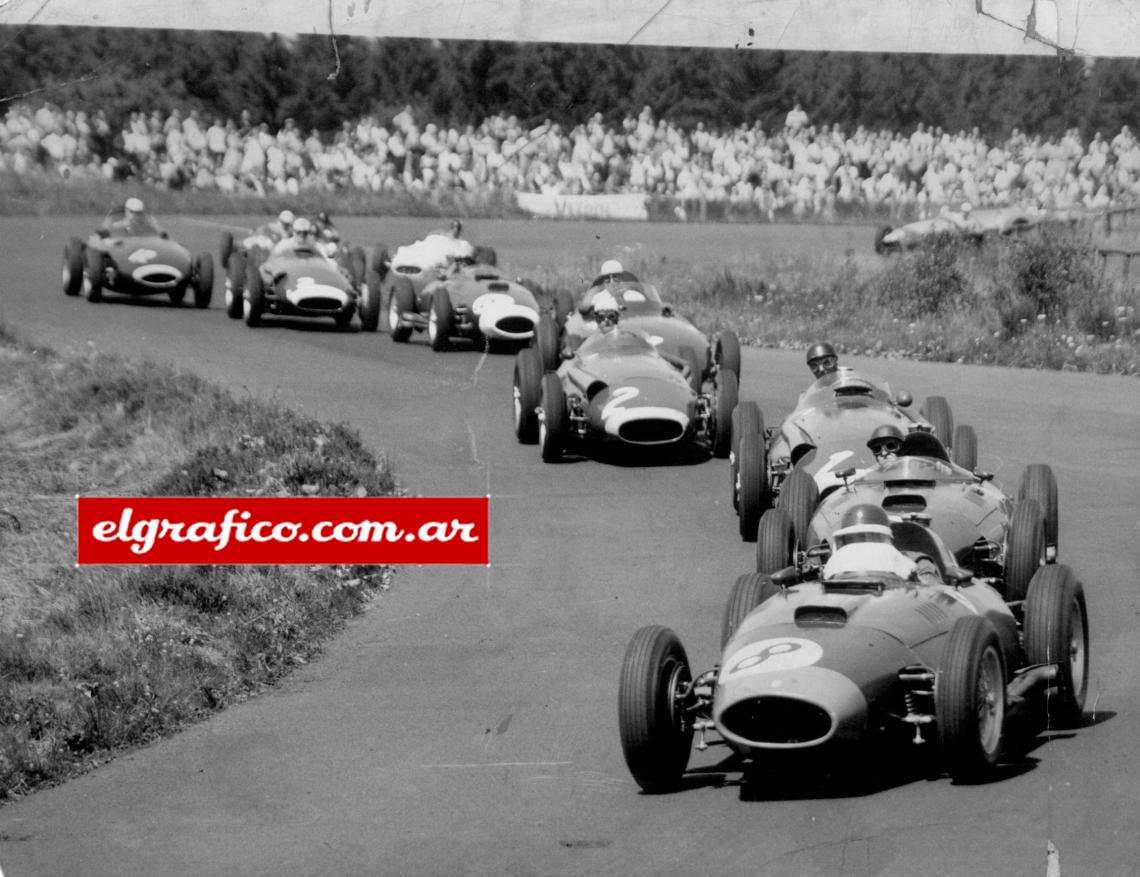 Imagen En la curva sur de Nürburgring, encabeza el lote Mike Hawthorn, lo sigue Collins y detrás Fangio. Finalmente fue victoria para el argentino.