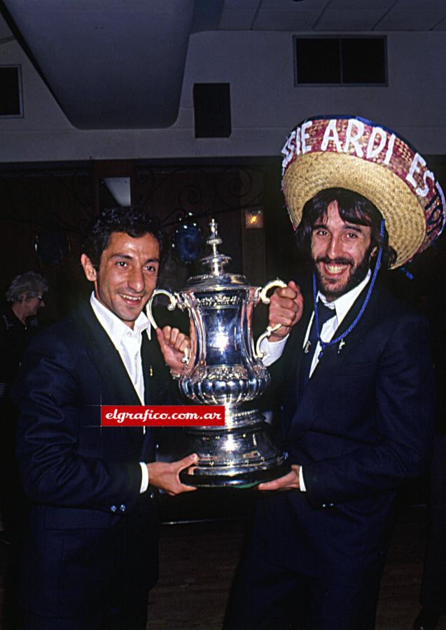 Imagen Ardiles, Villa y los festejos cuando el Tottenham ganó la Copa de Inglaterra, en 1981. 