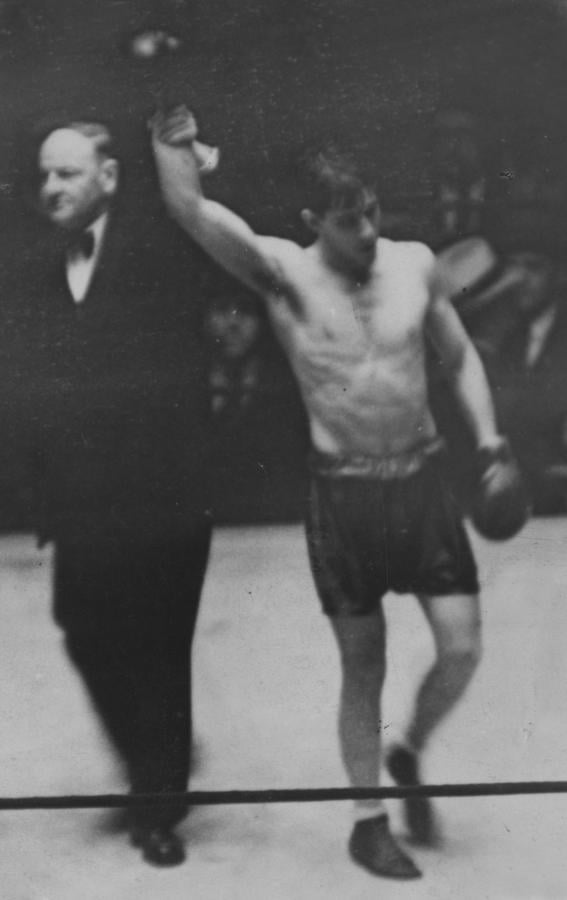 Imagen Se perfila como ídolo cuando combate en la vieja cancha de River (antes lo había hecho en el Parque Romano) contra Luis Rayo, Victorio Venturi, Lou Palasso, Fred Westler, Hilario Martinez, Babe Herman.