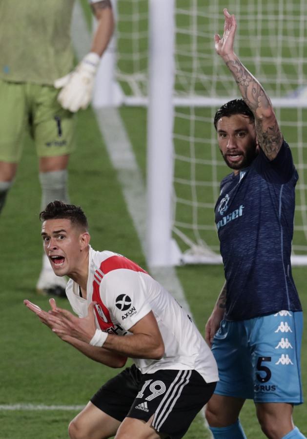 Imagen Cuando los dos le reclaman al asistente. ALEJANDRO PAGNI / AFP