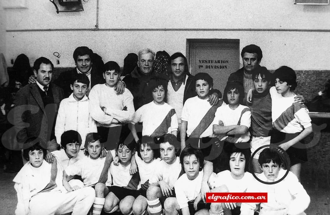 Imagen Joyita del archivo: posando junto a sus compañeritos en las inferiores de River Plate.