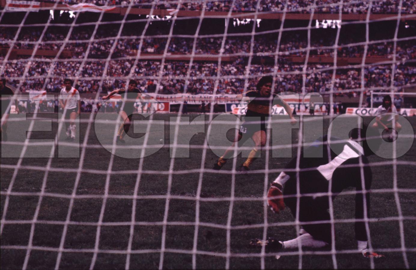Imagen Nacional 1981: River 2 - Boca 2. Penal, gol y final en el Monumental