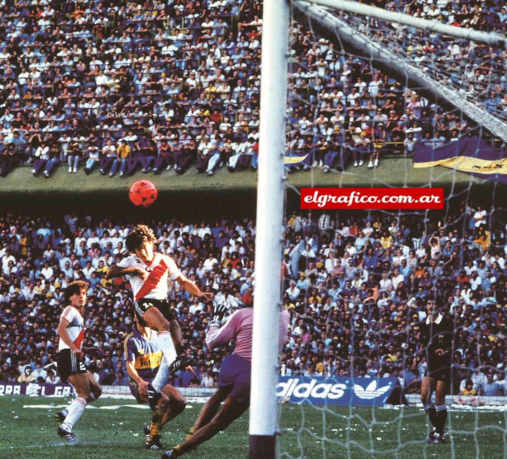 Alonso anota de cabeza con la famosa pelota naranja el 1-0 en el campeonato 1985/86.