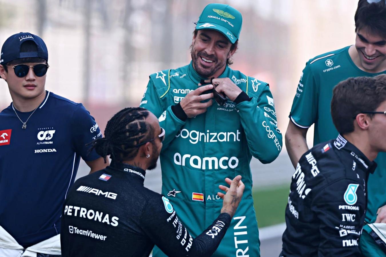 Imagen de El palito de Fernando Alonso para Lewis Hamilton