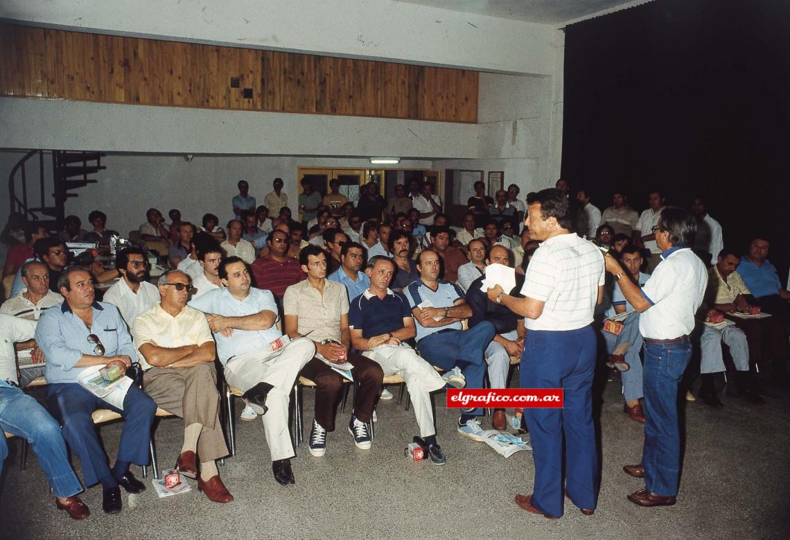 Imagen Formosa, marzo 26 de 1983: la charla de León Najnudel que clarificó al país. En primera fila asiste Horacio Muratore, actual presidente de la CABB y miembro del Central Board de la FIBA. 
