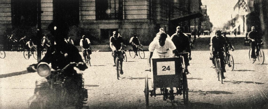 Imagen Una cuadra antes ha caído el 94, Acevedo, y entonces Eleodoro Sebastián pasa a la vanguardia, confiado en el triunfo, pero quedará en llanta y Acevedo volverá a pasarlo. Sebastián se clasificó segundo después de haber disputado palmo a palmo la victoria.