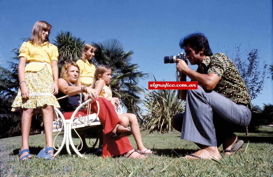 Imagen Fotografiando a sus tres hijas mujeres, las mellizas Mariel y Mirna y la más chica Verónica, y a su primera esposa María Elena Galetti.
