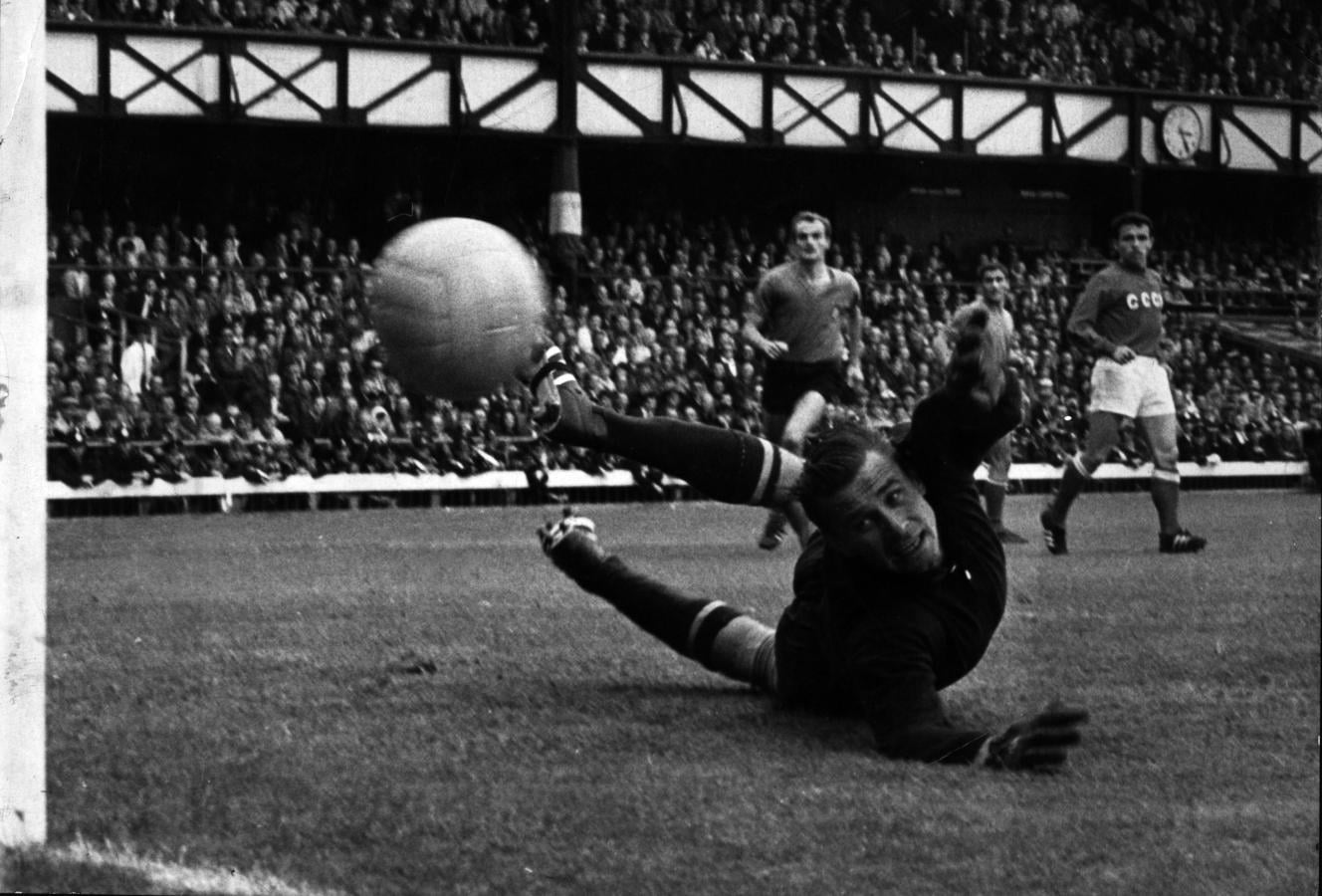 Imagen Unión Soviética 1 - Italia 0, en Inglaterra 1966, Yashin destruía la moral de los delanteros, parecía invencible.