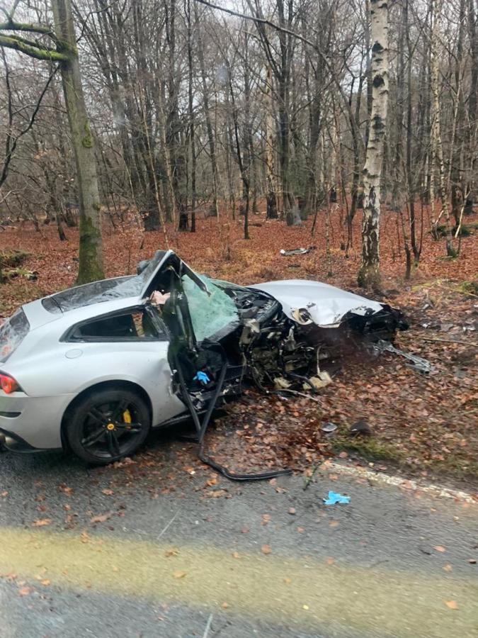 Imagen Antonio salvó su vida de milagro. Así quedó su auto tras el accidente.