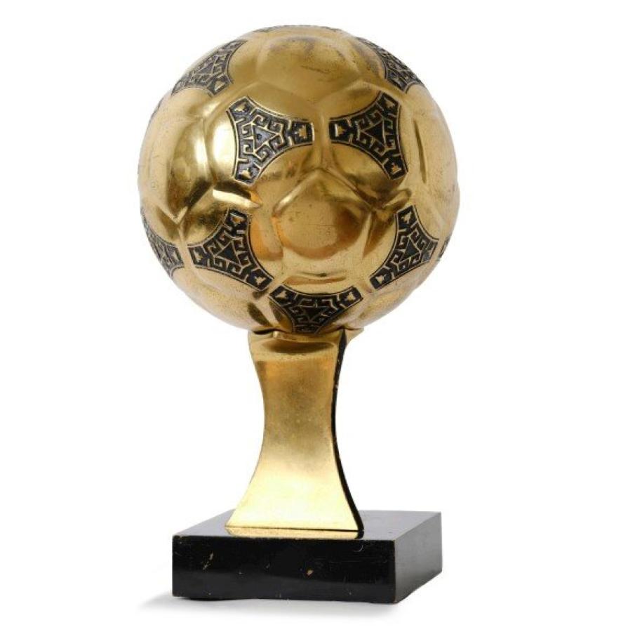 Imagen El Balón de Oro exhibido por una casa de apuestas en Francia.