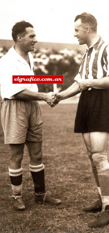 Imagen Héctor Scarone, inolvidable "contra" de nuestros seleccionados hace veinte años, dándose la mano con Armando Nery, el "Nene", zaguero de Estudiantes de La Plata que ponía un poco de drama en la comedia brillante de su equipo. 