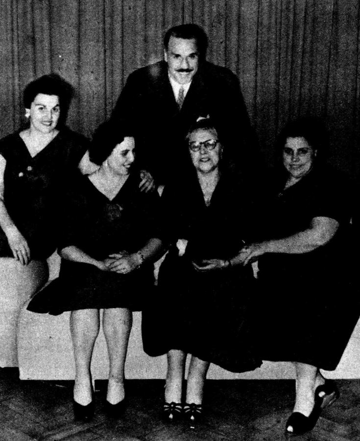Me parece obligado, en este epílogo de mi biografía, volver a mi familia: sencillamente para presentarla en la actualidad: allí están más lindas que nunca mi querida mamacita y mis formidables hermanitas... Felices.