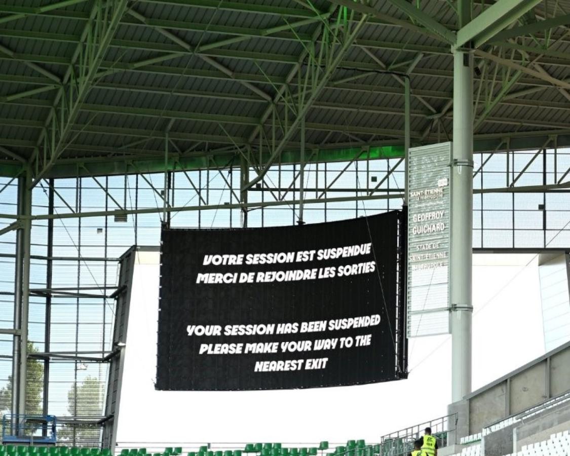 Imagen El anuncio de partido suspendido en la pantalla del estadio.