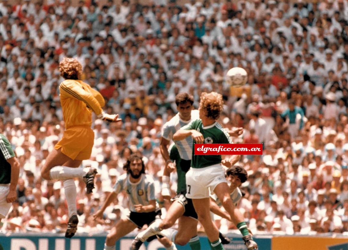 El jugador de Ranchos mete el frentazo al arco sin arquero. Palpitan el desenlace Diego y Batista 1986.