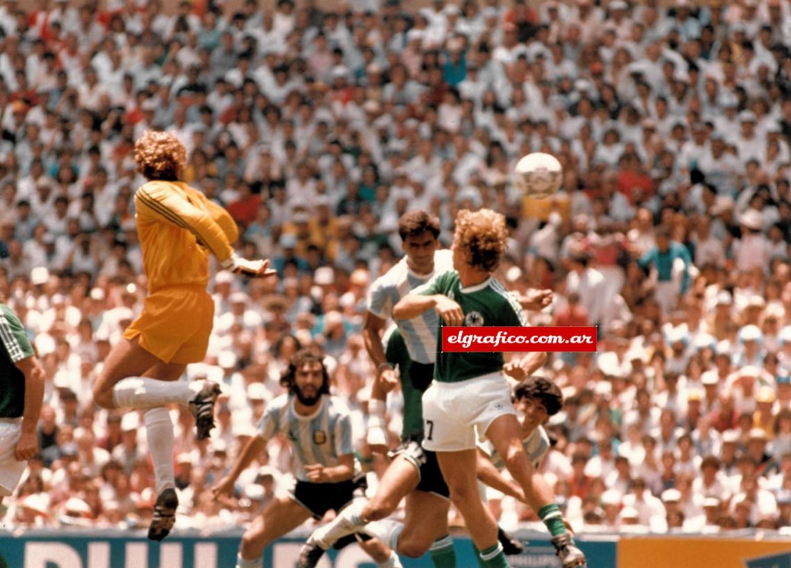 Imagen El jugador de Ranchos mete el frentazo al arco sin arquero. Palpitan el desenlace Diego y Batista 1986. 